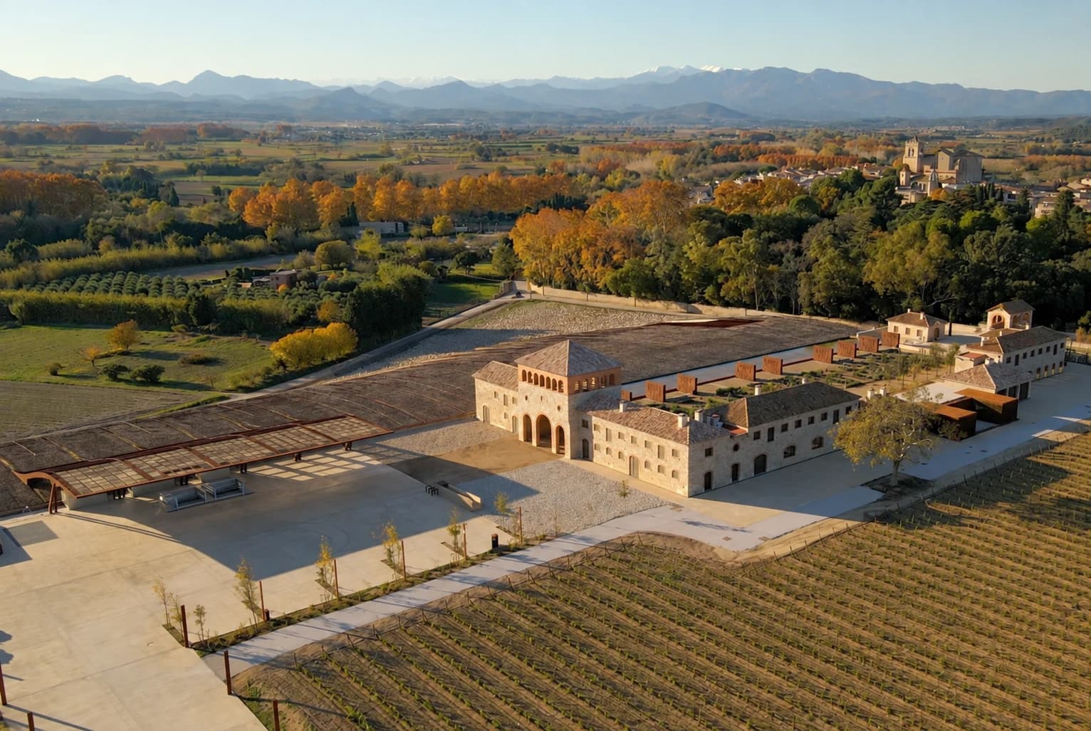 Terraza exterior de Celler 1923 en Peralada, ideal para disfrutar de la cocina mediterránea rodeado de naturaleza en la Bodega Perelada.